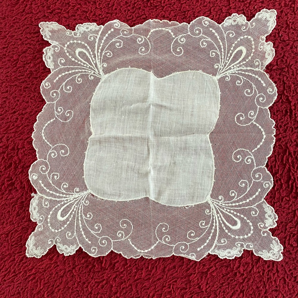 2/30. Vintage 50’s White Lace Wedding Hankie
